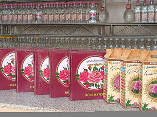 پک محرم گلاب و عرقیات (شامل یک لیتر گلاب دوآتشه 60 یک لیتر عرق بهارنارنج فوق سنگین یک لیتر عرق هل ناب و عطری یک لیتر عرق نعنا فوق سنگین یک لیتر عرق بیدمشک سفارشی)