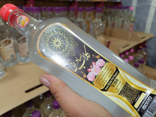 شاه گلاب ناب عطری و روغنی قمصر با کیفیتی بی نظیر و بسیار خاص